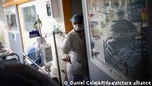 Medizinisches Personal transportiert einen Corona-Patienten in die Corona-Intensivstation im Krankenhaus La Timone. +++ dpa-Bildfunk +++