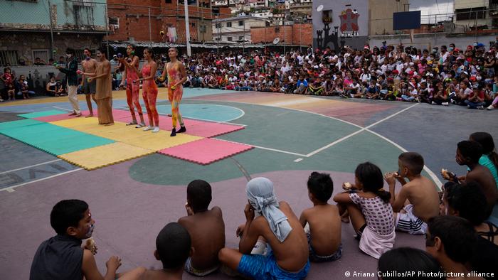 کودکان در حال تماشای اجرای یک نمایش به مناسبت فرارسیدن کریسمس در محله مامرا در کارکاس، پایتخت ونزوئلا هستند. 