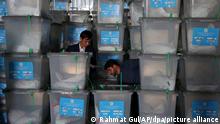 Wahlhelfer stapeln Wahlurnen im Lager der Unabhängigen Wahlkommission Afghanistans. Bei der Präsidentenwahl in Afghanistan sind trotz massiver Drohungen der Taliban schwere Angriffe ausgeblieben. Daneben berichteten Wahlbeobachter am 28.09.2019 von Problemen mit Wählerlisten. Aus den meisten Provinzen wurde eine geringe Wahlbeteiligung gemeldet. +++ dpa-Bildfunk +++