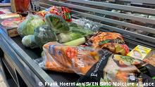 Waren,Gueter,Lebensmittel liegen auf einem Kassenband an einer Supermarktkasse. Discounter,Kasse,Einkauf,Inflation,Verbraucherpreise,Teuerung,