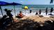 Orang-orang bersantai di pantai Cha-am Orang-orang bersantai di pantai Cha-am