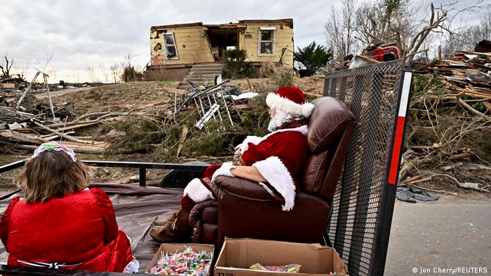 Ovo dvoje ljudi, prerušeni u Deda Mraza i Baku Mraz, došli su da pomognu i podele slatkiše u Doson Springsu. Ta američka varoš sa jedva dve hiljade duša, retko dospeva u vesti. Nažalost po stanovnike, ovog puta je dospela - razorna tornada koja su opustošila Kentaki sredinom decembra prošla su i ovuda. Najmanje 88 ljudi stradalo je širom SAD. 