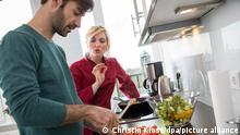 ILLUSTRATION - Eine Koechin und ein Mann kochen am 10.04.2019 in einer Wohnung in Hamburg Gemuese und Haehnchenfleisch (gestellte Szene). Foto: Christin Klose