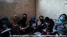 ©Adrien Vautier / Le Pictorium/MAXPPP - Adrien Vautier / Le Pictorium - 29/11/2021 - Afghanistan / Kaboul - A Kaboul le 29 novembre, des jeunes filles suivent un cours dans une ecole secrete. L'enseignement secondaire n'a toujours pas repris pour les filles, donc certains professeurs et etudiantes ont decide de surmonter leur peur, et de prendre le risque de creer des classes dans des maisons. / 29/11/2021 - Afghanistan / Kabul - In Kabul on November 29, girls attend a class at a secret school. Secondary education has not yet resumed for girls, so some teachers and students have decided to overcome their fear, and take the risk of setting up classes in homes.