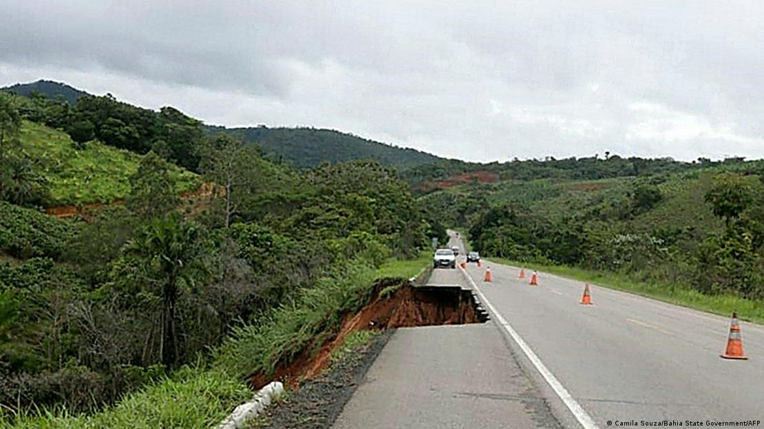 Deslizamento de terra destruiu parte de uma estrada no sul da Bahia