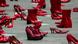 Pares de sapatos femininos vermelhos espalhados em local público como protesto contra a violência contra as mulheres no México Pares de sapatos femininos vermelhos espalhados em local público como protesto contra a violência contra as mulheres no México