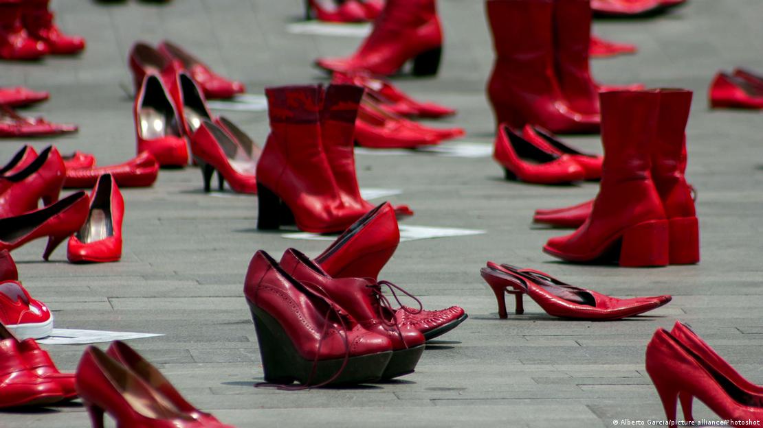 Imagen de archivo: zapatos de mujer de color rojo como símbolo contra la violencia hacia las mujeres y su desaparición forzada.