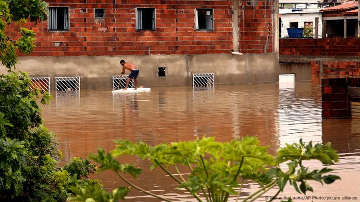 "Cerca de 100 mil pessoas tiveram que deixar suas casas", diz jornal alemão sobre inundações no Brasil