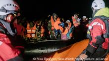 Die Rettungsmannschaft der Sea-Watch 3 nähert sich einem Boot in Seenot im zentralen Mittelmeer. Die freiwilligen Helfer der deutschen Hilfsorganisation Sea-Watch haben in der Nacht zu Samstag rund 180 Bootsmigranten im Mittelmeer gerettet. An Bord der «Sea-Watch 3» seien nun etwa 270 Menschen, teilte die in Berlin ansässige Organisation am Samstag mit. +++ dpa-Bildfunk +++