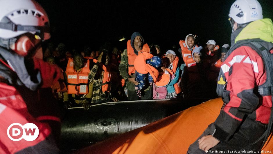 Seenotretter sammeln Migranten ein