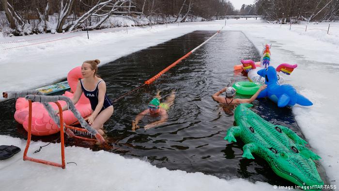 Kad temperatura padne na deset stepeni ispod nule, ima li šta lepše od brčkanja na otvorenom? Nema, barem za ove ljude u parku Srebrni bor na obodu Moskve. Ovde postoji klub za plivanje u ledu još od 1959. godine.