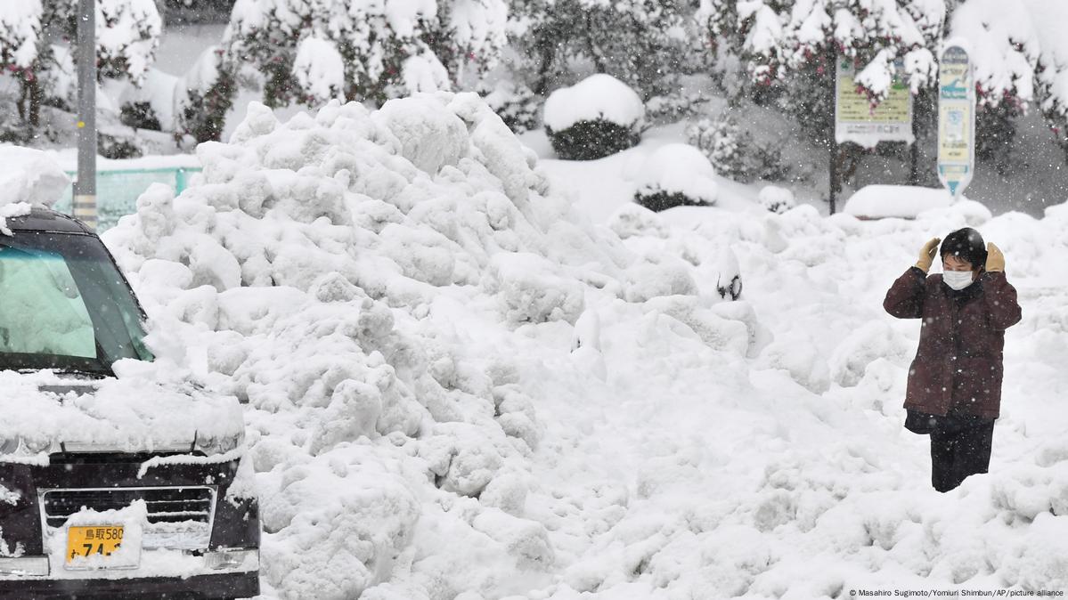 Photos: Heaviest snowstorm in years cuts power, delays travel in Tokyo