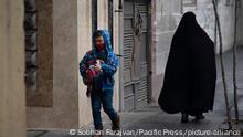 22.12.2021, Teheran
A student wearing a mask as a precaution amid the spread of COVID-19 walking to school on the first day of school after months without face-to-face classes in Tehran, Iran. (Photo by Sobhan Farajvan / Pacific Press)