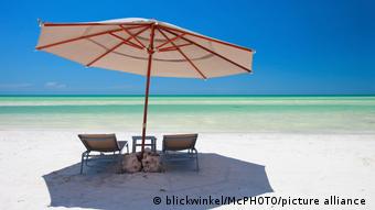 Urlaub Strand l Mexiko, Tulum - Liegestühle und Sonnenschirm
