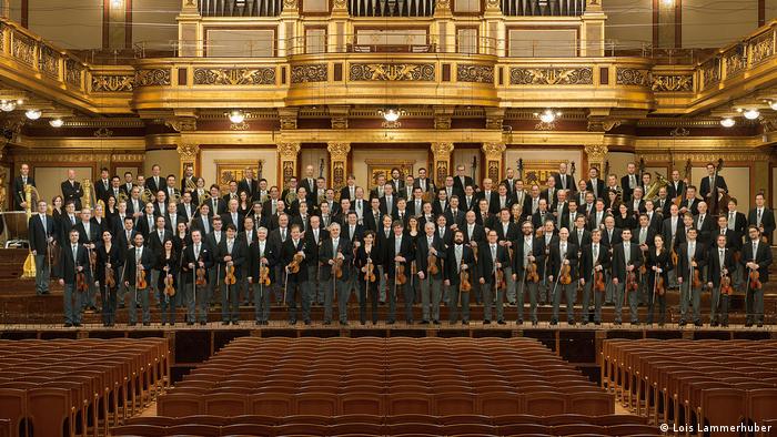 Gruppenbild der Wiener Philharmoniker im Orchestersaal.