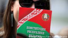 ARCHIV 2020 *** MINSK, BELARUS - SEPTEMBER 28, 2020: A student holds a copy of the Belarusian Constitution as she stages a protest outside Minsk State Linguistic University. Mass protests erupted in major cities across Belarus after the announcement of the results of the 2020 Belarusian presidential election on August 9. The Belarusian opposition does not recognise the election results and encourages citizens to continue staging protests, while the Belarusian authorities urge people to stop unsanctioned rallies. Sergei Bobylev/TASS
