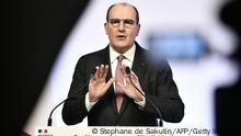 27.12.21 *** France's Prime Minister Jean Castex gestures as he speaks during a press conference on the current situation amid the Covid-19 pandemic and new measures to curb the spread of Omicron variant at the Hotel de Matignon in Paris, on December 27 2021. (Photo by STEPHANE DE SAKUTIN / AFP) (Photo by STEPHANE DE SAKUTIN/AFP via Getty Images)