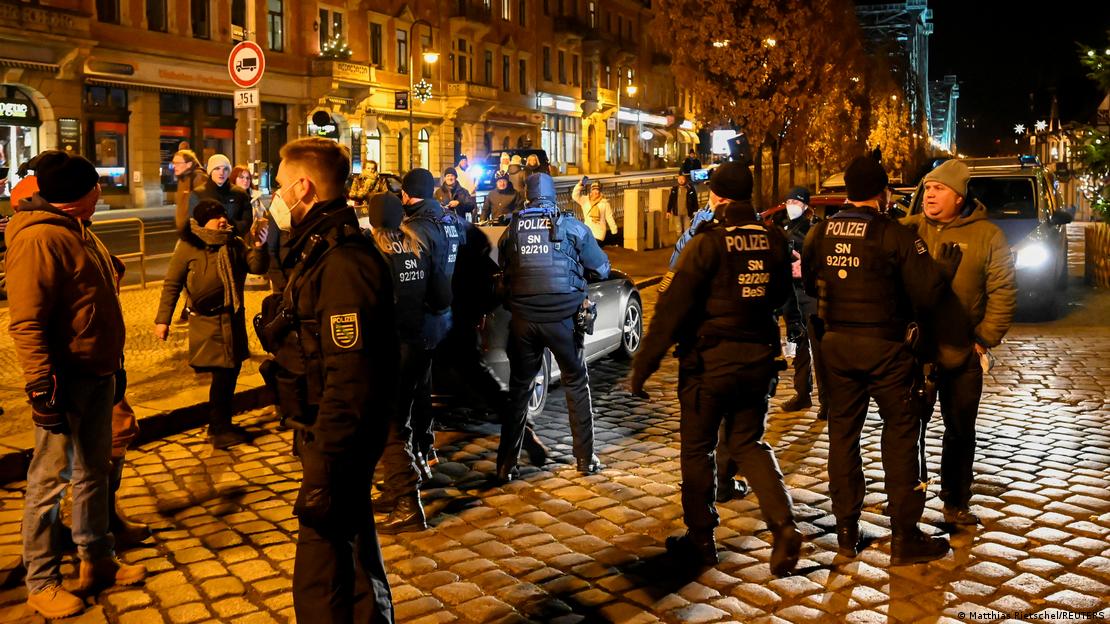 Policiais e manifestantes em Dresden