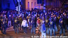Polizisten begleiten Teilnehmer eines sogenannten Spazierganges gegen die Coronamaßnahmen durch die Innenstadt von Ravensburg. In mehreren Städten in Deutschland haben sich Kritiker der Coronapolitik versammelt. +++ dpa-Bildfunk +++