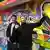 Israel Uriya Rosenman (Links) und Sameh Zakout (Rechts) machen in Jaffaein Selfie vor einer bunten Graffiti-Wand