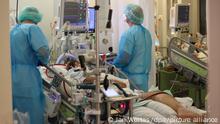 15/11/2021 Zwei Intensivpfleger versorgen einen Covid-19-Patienten auf der Intensivstation der Leipziger Uniklinik. ​Aufgrund der steigenden Corona-Infektionszahlen und der damit stark gestiegene Zahl behandlungsbedürftiger Covid-19-Patienten hat das Universitätsklinikum die Zahl der geplanten Operationen um über 30 Prozent verringert. Damit sollen die Kapazitäten für die Behandlung der Corona-Patienten gesichert werden. +++ dpa-Bildfunk +++
