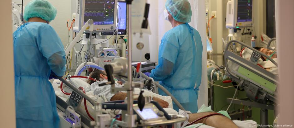 Estudos indicam que ômicron tende a causar casos menos hospitalizações