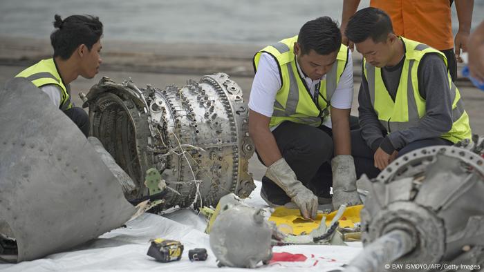 Penyelidik dengan puing-puing Lion Air-737-MAX