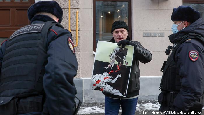 Протестующий у здания Верховного суда РФ, где 28 декабря было принято решение о ликвидации Международного Мемориала