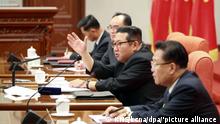 HANDOUT - 27.12.2021, Nordkorea, Pjöngjang: Der nordkoreanische Staatschef Kim Jong-un (2r) spricht während einer Plenarsitzung des Zentralkomitees der regierenden Arbeiterpartei in Pjöngjang. Die selbst erklärte Atommacht Nordkorea will bei einem wichtigen Parteitreffen ihre politische Strategie in der nächsten Zukunft festlegen. Zum einen solle «die Umsetzung der wichtigsten Partei- und Staatspolitiken für 2021» geprüft werden. Zum anderen werde über «die strategischen und taktischen Politiken und praktischen Aufgaben» diskutiert. (Das Foto wurde von der staatlichen nordkoreanischen Nachrichtenagentur KCNA zur Verfügung gestellt. Sein Inhalt kann nicht eindeutig verifiziert werden.) Foto: KNS/kcna/dpa +++ dpa-Bildfunk +++