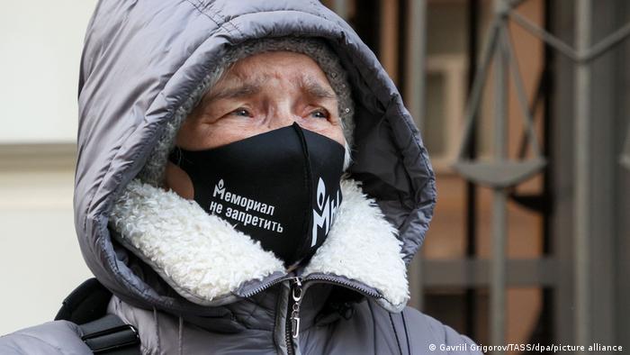 Протестувальник перед будівлею суду в Москві