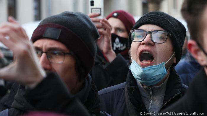 Zwolenniccy Memoriału skandują przed budynkiem sądu w Moskwie. Uważają, że zamknięcie organizacji jest decyzją czysto polityczną 