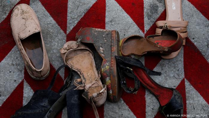 Zapatos enlodados.