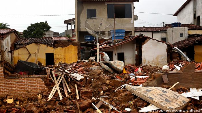 Casas destruidas en Itapetinga, Brasil.