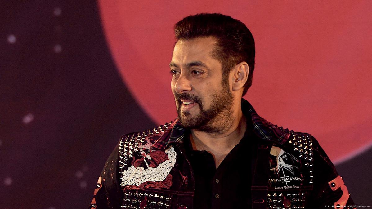 Bollywood star Salman Khan survives snakebite – DW – 12/28/2021