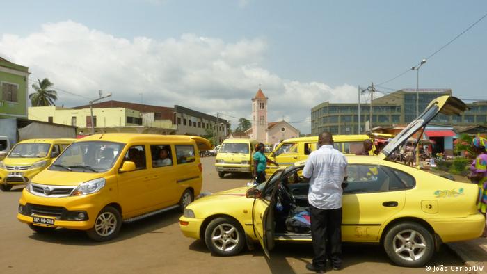 Taxistand im Zentrum von São Tomé 