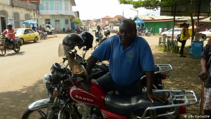 Fernando Afonso Vila Nova, Motorradfahrer in São Tomé