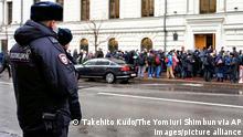 Policía ruso y gente en la calle.