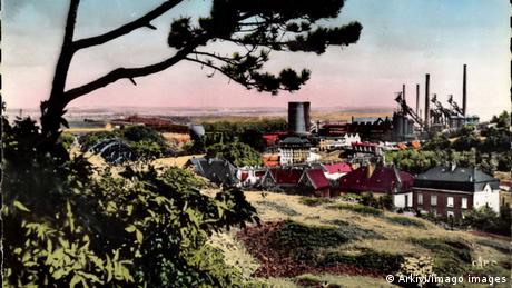 Stare zdjęcie Esch-sur-Alzette - fabryka z kominami wśród zieleni 