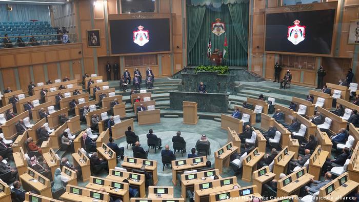 اقر البرلمان الأردني التعديلات الدستورية بعد جلسات ماراثونية وعراك بالأيدي خاصة فيما يتعلق بإدراج كلمة الأردنيات في الدستور
