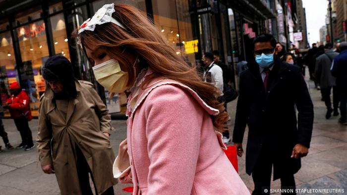 USA | Coronavirus | Covid-19 | Menschen schützen sich mit Masken vor einer Covid-19 Erkrankung