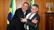 Presidente Jair Bolsonaro sorri e abraca ministro André Mendonça, que parece se esquivar do abraço Presidente Jair Bolsonaro sorri e abraca ministro André Mendonça, que parece se esquivar do abraço