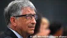 Bill Gates, Microsoft-Gründungsmitglied und Unternehmer aus den USA, hört während der Podiumsveranstaltung «Accelerating Clean Technology Innovation and Deployment» (dt. Beschleunigung der Innovation und Einsatzes sauberer Technologien) während der UN-Klimakonferenz COP26 in Glasgow zu. +++ dpa-Bildfunk +++