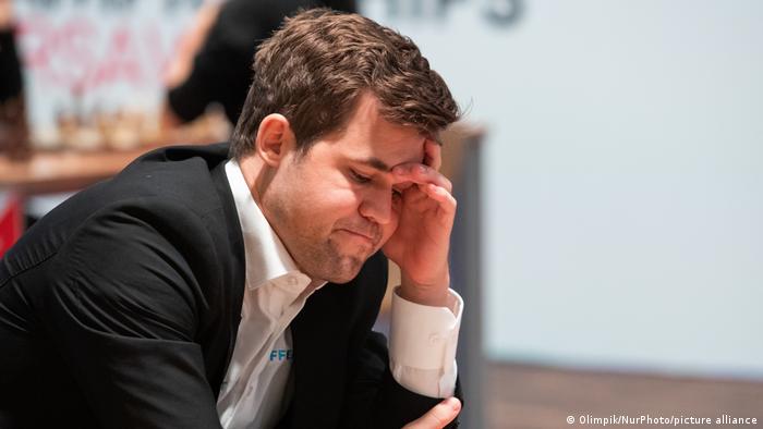 Magnus Carlsen with his hand on his forehead