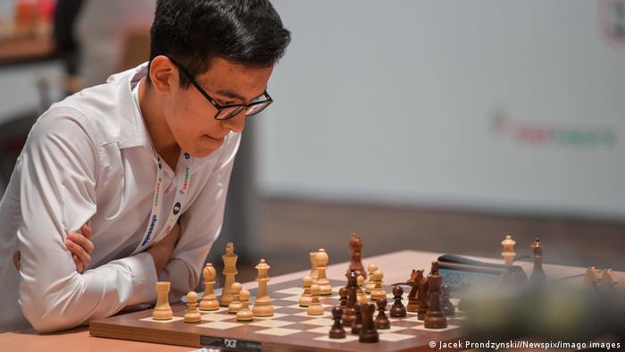 Nodirbek Abdusattorov playing chess at the Warsaw championship