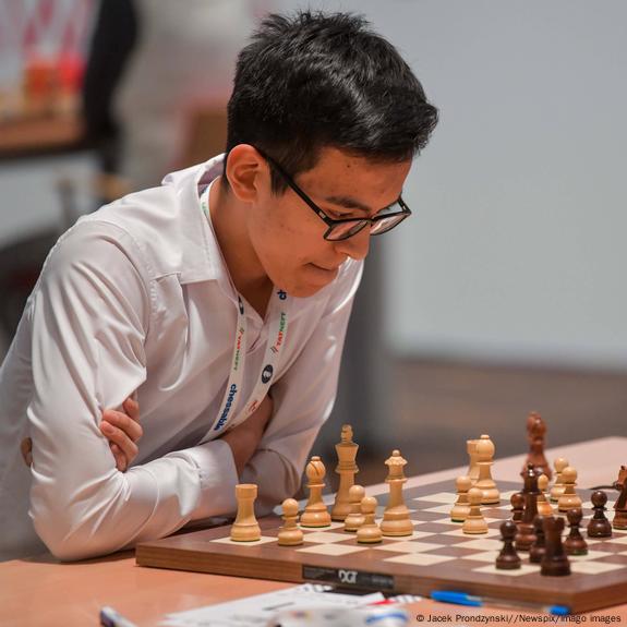 16-year-old Iranian shocks chess world no.1 Magnus Carlsen to win $14,000  prize