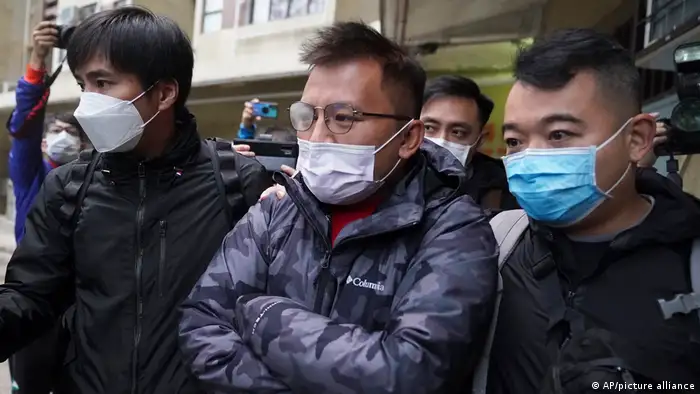 2021年12月底，当时任职《立场新闻》的陈朗升曾被港警逮捕。