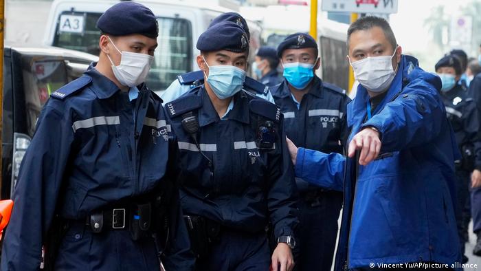 Polizisten durchsuchen das Büro des Online-Magazins Stand News in Hongkong