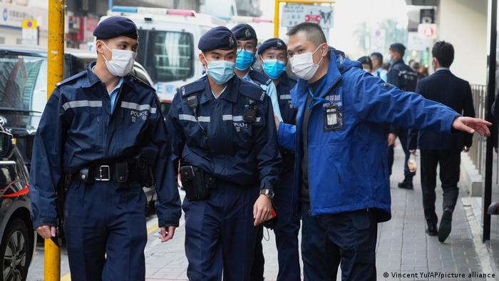 Polizisten durchsuchen das Büro des Online-Magazins Stand News in Hongkong
