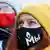 Девушка в маске с надписью "Мы - Мемориал"