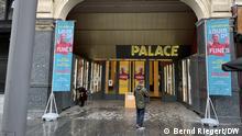 Kino Palace in Brüssel, Belgien. Kinos und Kulturstätten dürfen nach einem Urteil des Staatsrats offen bleiben, obwohl sie wegen Corona eigentlich schließen sollten. Aufgenommen am 29.12.2021. Foto: Bernd Riegert, DW, alle Rechte.